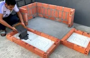 نحوه ساخت یک آکواریوم زیبا با آجر و سیمان در حیاط خانه + ویدئو