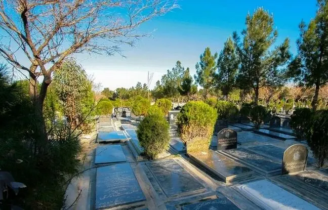 رژۀ «نعش‌کش‌ها» در روز افتتاح «بهشت زهرا»؛ سال 1349