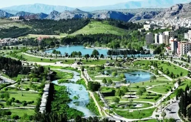 راهنمای سفر؛ خواهران فیروزه ای خرم‌آباد، گردشگری در قلب شهر