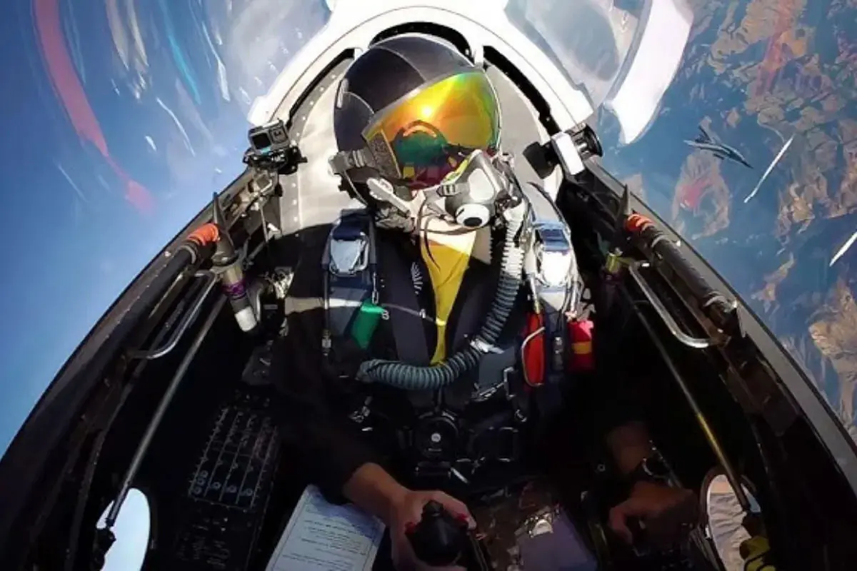 شدت صدای داخل کابین جنگنده‌های مدرن امروزی چقدر است؟