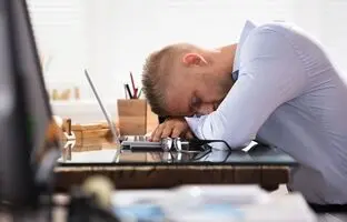 اگر دائم چرت می‌زنید این بیماری‌ها شما را تهدید می‌کند
