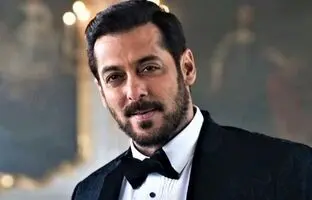  سلمان خان با بادیگارد مسلح در خیابان‌های هند 