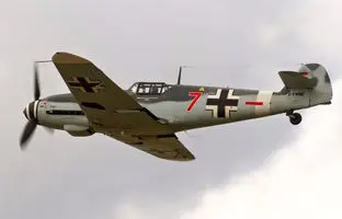 تفاوت قدرت بدنی خلبان 104 ساله جنگ جهانی با انسان‌های معمولی + ویدئو