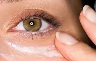 ۵ کرم دور چشم ضدچروک پرفروش و مؤثر برای جوان‌سازی و رفع تیرگی