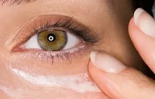 ۵ کرم دور چشم ضدچروک پرفروش و مؤثر برای جوان‌سازی و رفع تیرگی