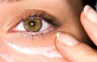 ۵ کرم دور چشم ضدچروک پرفروش و مؤثر برای جوان‌سازی و رفع تیرگی