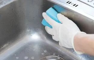 تمیز کردن سینک آشپزخانه با ترفندهای سریع و ساده