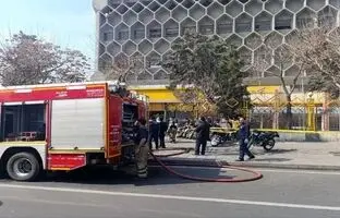 آتش سوزی ساختمان اداره پست چهارراه لشکر؛ مصدومیت ۳ آتش نشان + ویدئو