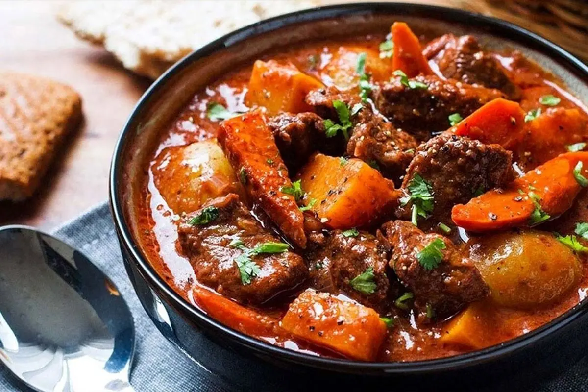 خوشمزه بپزید؛ طرز تهیه خوراک گوشت ترکی؛ خوشمزه و مقوی 