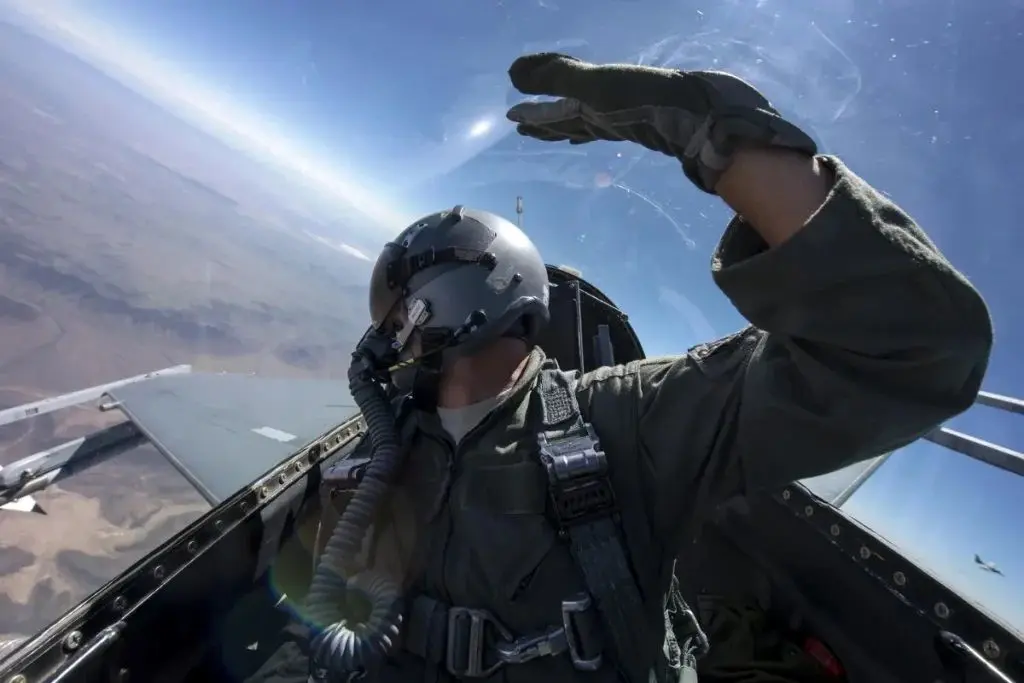 خلبانان جنگنده چطور متوجه می‌شوند روی آن‌ها قفل شده و در آستانه انهدام هستند؟
