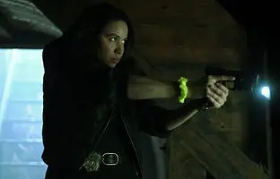 Smoke؛ جدیدترین سریال جنایی اپل تی‌وی پلاس با بازی تارون اجرتون