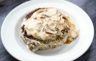 دستور تهیه برگر مرغ خانگی با سس قارچ