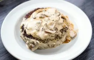 دستور تهیه برگر مرغ خانگی با سس قارچ