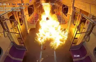  مردی متروی پر از مسافر را به آتش کشید + ویدئو