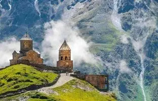 راهنمای کامل سفر به گرجستان با ماشین شخصی + جاذبه های گردشگری زیبا