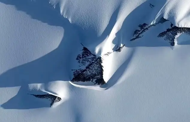کوه عجیب قطب جنوب که شبیه یک «هرم باستانی» است