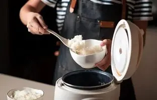 چرا برنج به ته پلوپز می چسبد ؟ + دلایل و راه‌حل‌های ساده برای رفع مشکل