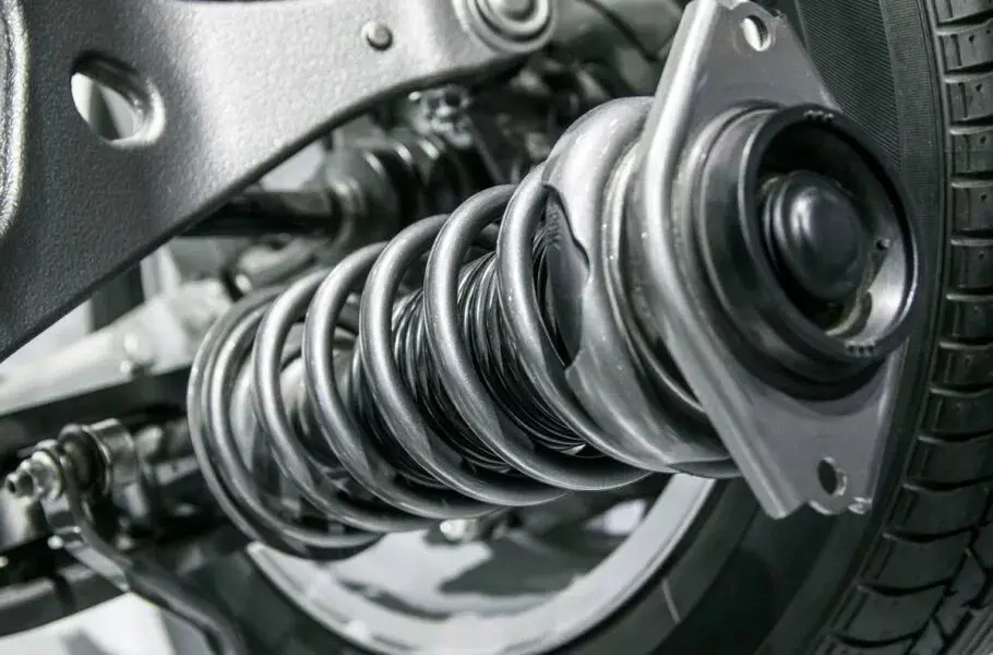 علائم و صدای خرابی کمک فنر + روش‌های نرم کردن آن