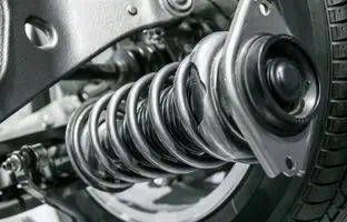 علائم و صدای خرابی کمک فنر + روش‌های نرم کردن آن