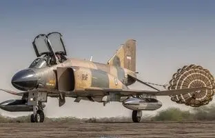 تصویری جالب از فرود جنگنده اف۴ نیروی هوایی ارتش