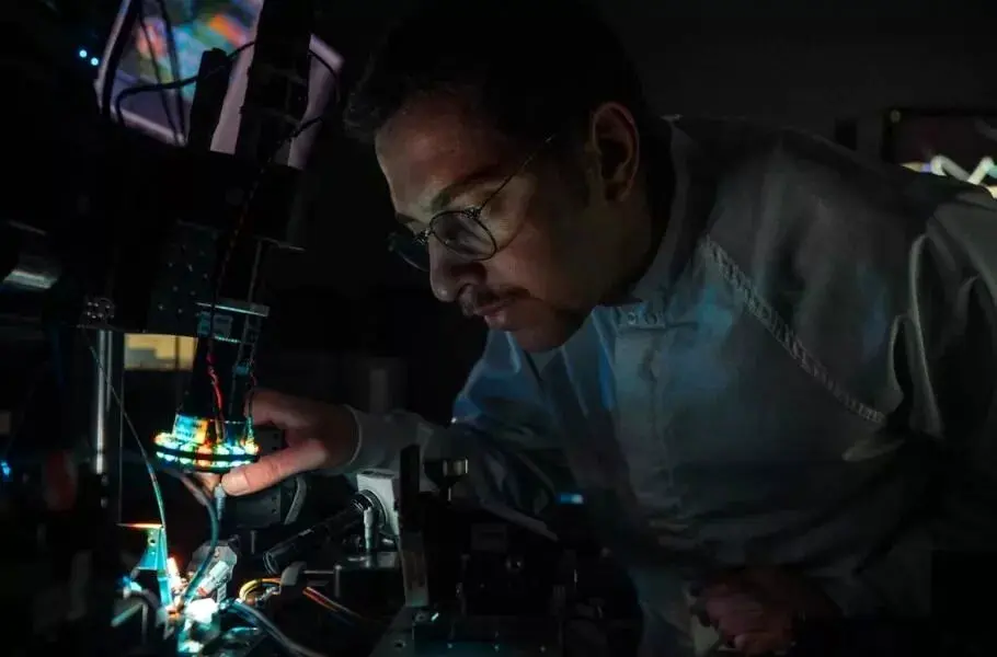 ابداع دانشمند ایرانی: تراشه‌ای به نازکی مو که ۱۰۰ میلیون کتاب را در ۷ دقیقه منتقل می‌کند