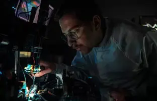 ابداع دانشمند ایرانی: تراشه‌ای به نازکی مو که ۱۰۰ میلیون کتاب را در ۷ دقیقه منتقل می‌کند