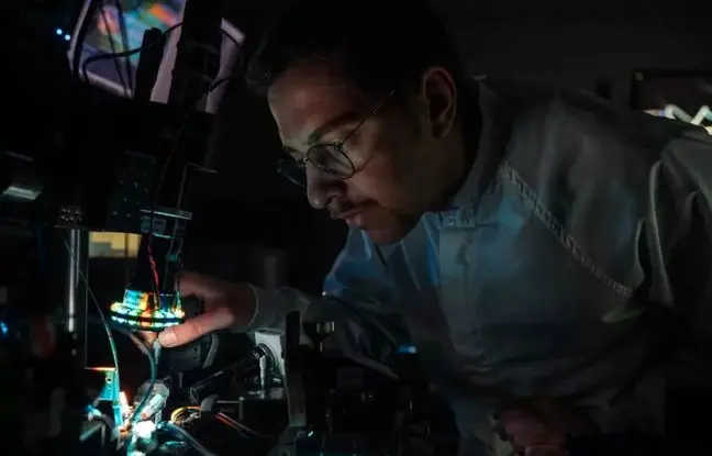 ابداع دانشمند ایرانی: تراشه‌ای به نازکی مو که ۱۰۰ میلیون کتاب را در ۷ دقیقه منتقل می‌کند