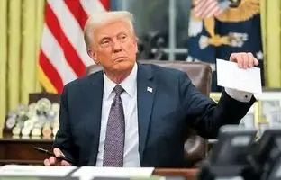 تلاش ترامپ برای ورود به هواپیما با چتر باز + ویدئو