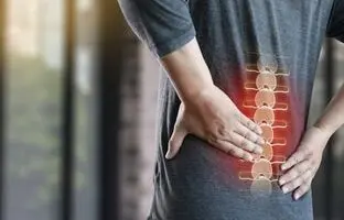 چه مواردی باعث ایجاد خشکی ستون فقرات می‌شود؟ + ویدئو