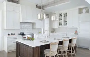 8 مدل کابینت چوبی سفید کلاسیک که آشپزخانه‌تان را لوکس می‌کند + تصاویر