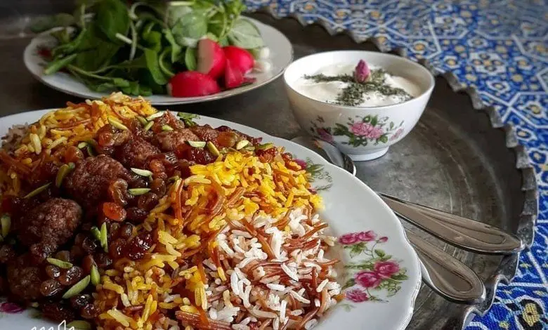 خوشمزه بپزید؛ دستور تهیه رشته‌پلو با خرما و کشمش، سحری گرم و مقوی 