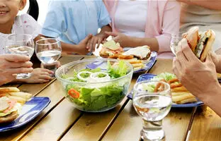 چه کسانی می‌توانند همراه غذا آب بخورند و چه کسانی نمی‌توانند؟