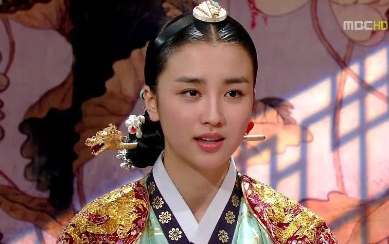 احساساتی شدن «ملکه اینهیون» در پشت صحنه سریال «دونگ‌یی»! + عکس