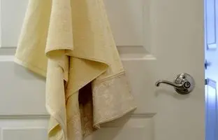 کار اشتباهی که همه بعد حمام انجام می دهیم