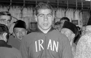 
«غلامرضا تختی در حال خرید از یک مغازه در ژاپن»؛ سال ۱۳۳۷
