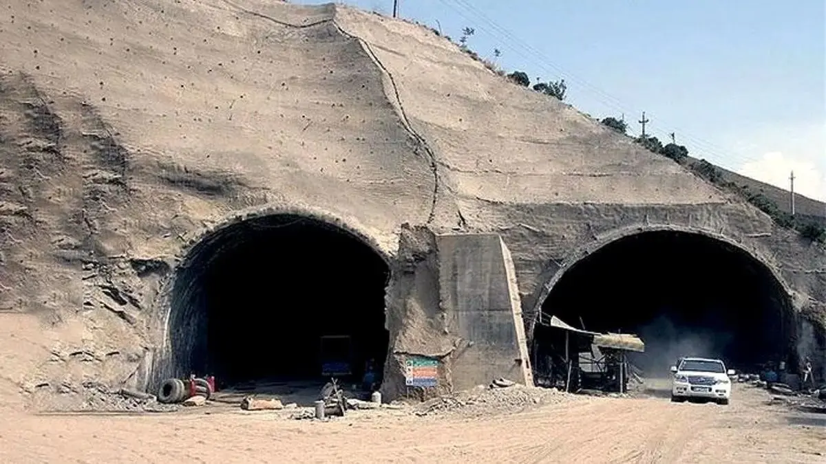 زن جوان با فولکس قورباغه ای در جاده چالوس سال 37 + عکس