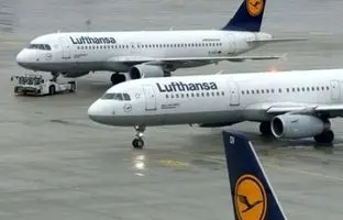 بعد از پژو پارس، پای هواپیما هم به داخل خانه باز شد! + ویدئو