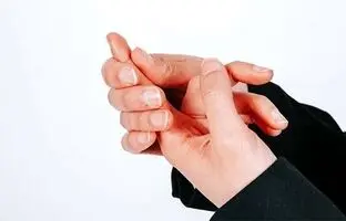 چرا گاهی انگشت‌ها قفل می‌شوند؟ + ویدئو