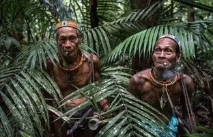 قبیله‌های اندونزی با تیر و کمان به جنگ پلیس رفتند + ویدئو