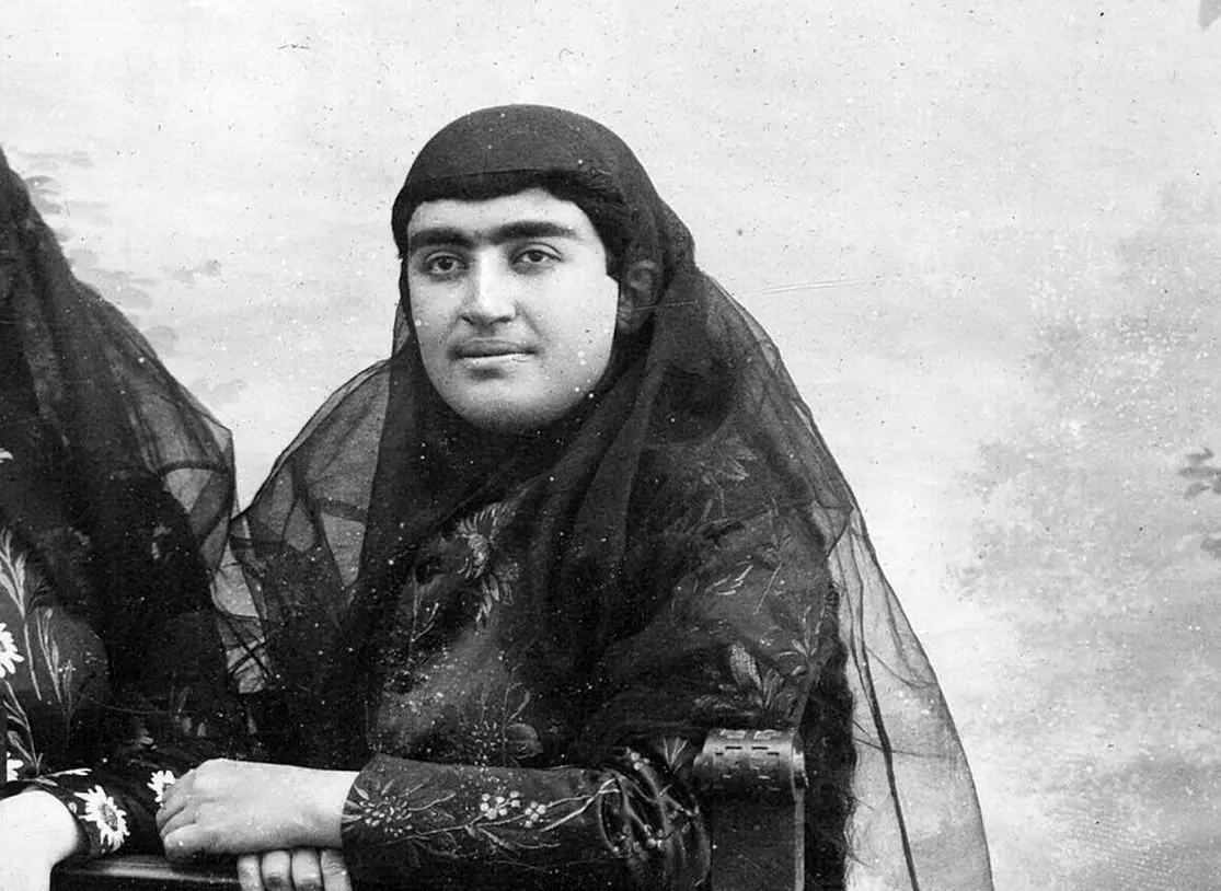  عکس‌های عاشقانۀ نوۀ ناصرالدین شاه و شوهرش در یک مزرعه + تصویر