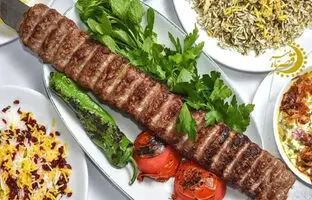 خوشمزه بپزید؛ آموزش حرفه‌ای سیخ گرفتن کباب کوبیده در ۱ دقیقه + ویدئو