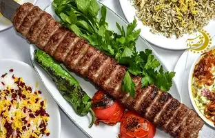 خوشمزه بپزید؛ آموزش حرفه‌ای سیخ گرفتن کباب کوبیده در ۱ دقیقه + ویدئو