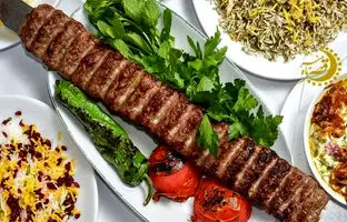 خوشمزه بپزید؛ آموزش حرفه‌ای سیخ گرفتن کباب کوبیده در ۱ دقیقه + ویدئو
