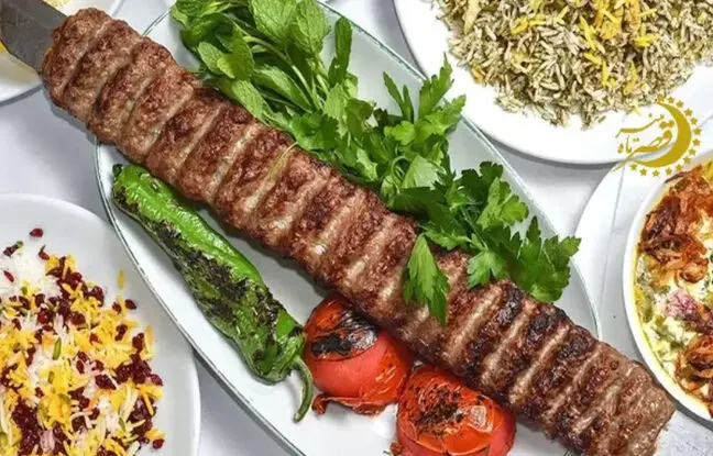 خوشمزه بپزید؛ آموزش حرفه‌ای سیخ گرفتن کباب کوبیده در ۱ دقیقه + ویدئو