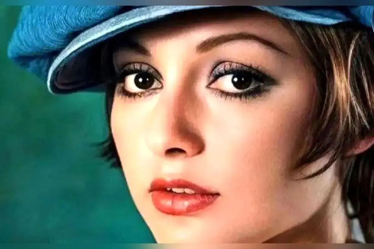  ژست «گوگوش» در وسط خیابان ولیعصر؛ سال 52