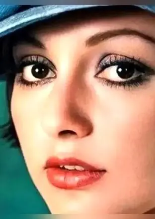  ژست «گوگوش» در وسط خیابان ولیعصر؛ سال 52