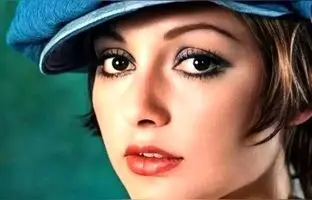  ژست «گوگوش» در وسط خیابان ولیعصر؛ سال 52