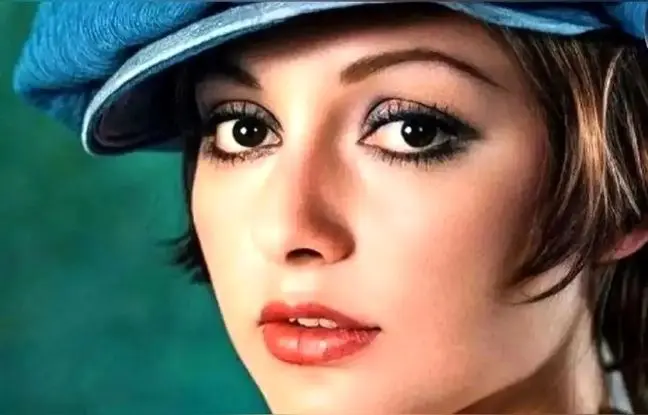  ژست «گوگوش» در وسط خیابان ولیعصر؛ سال 52