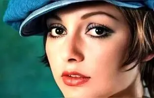  ژست «گوگوش» در وسط خیابان ولیعصر؛ سال 52
