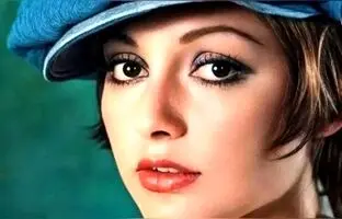  ژست «گوگوش» در وسط خیابان ولیعصر؛ سال 52